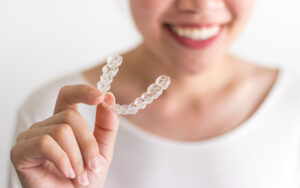 Clinica Dental Naves Mujer adulta usa tratamiento de ortodoncia invisible Invisalign para alinear sus dientes