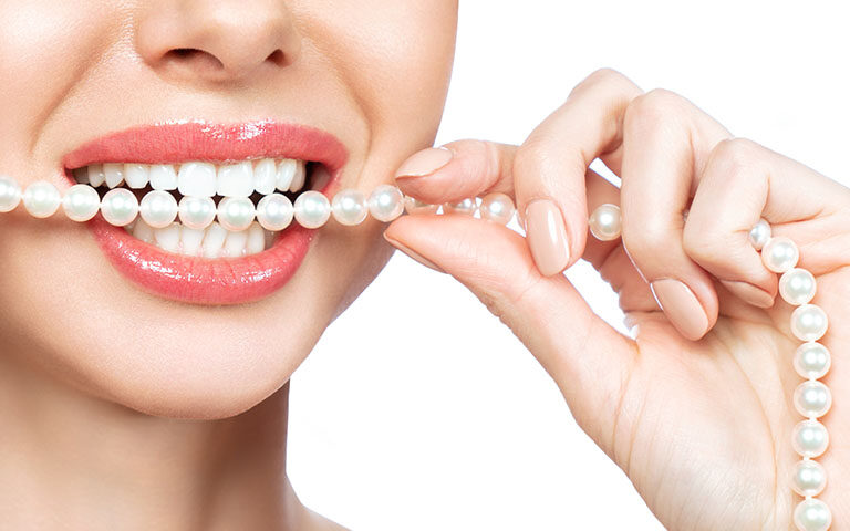 Clinica Dental Naves Mujer con carillas dentales de composite luce sonrisa blanca y brillante