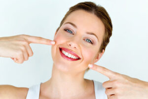 Clinica dental Naves. Las carillas dentales de porcelana tienen ventajas frente a las de composite